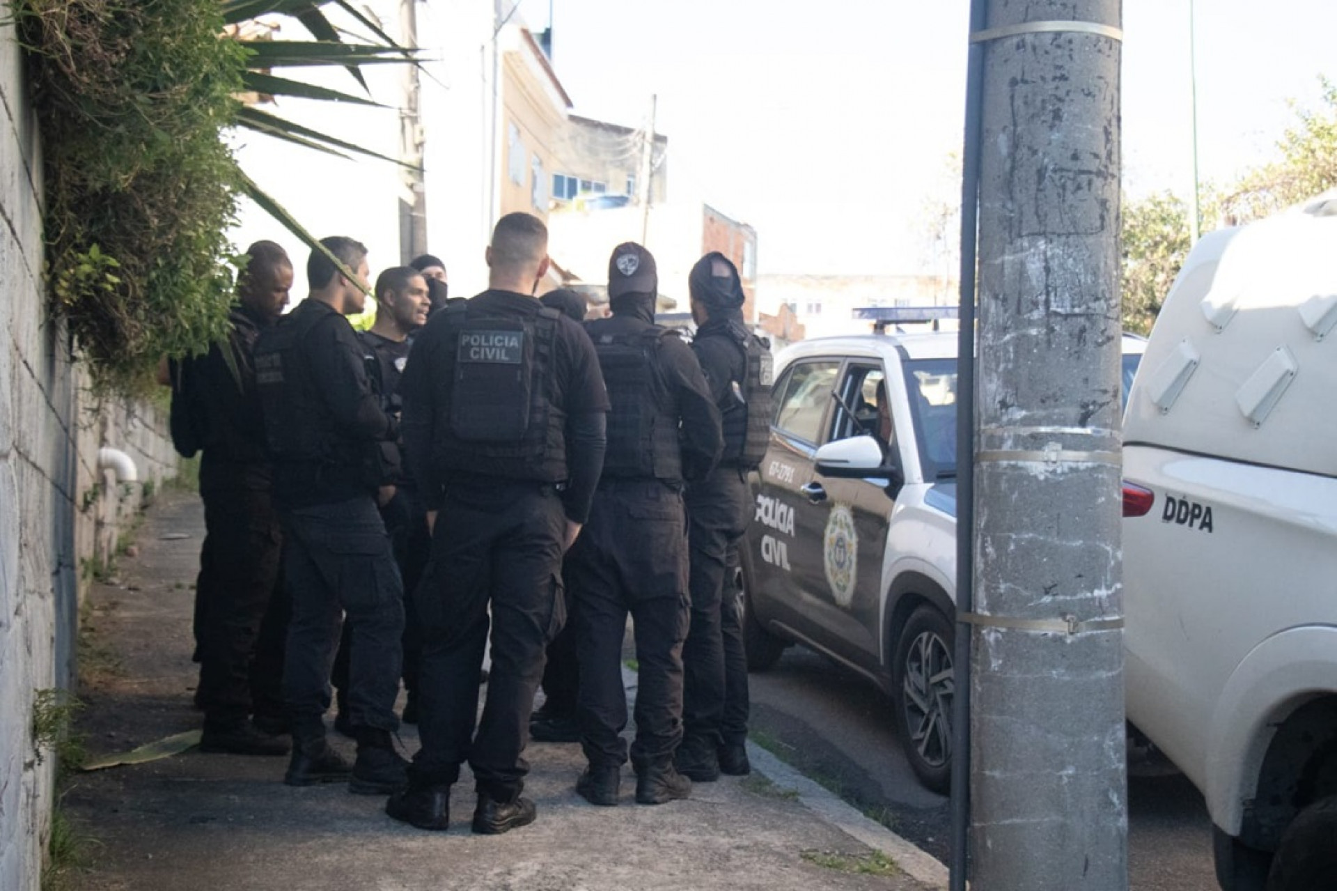 Equipes da Polícia Civil num dos acessos ao Muquiço, na Avenida Brasil, altura de Guadalupe - Érica Martin/Agência O Dia