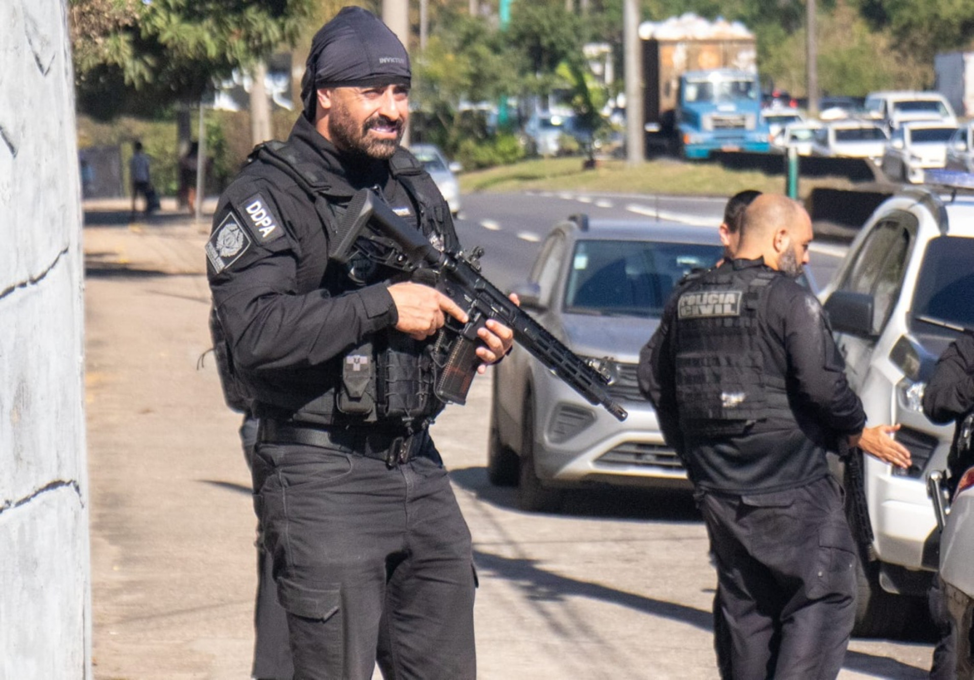 Equipes da Polícia Civil num dos acessos ao Muquiço, na Avenida Brasil, altura de Guadalupe - Érica Martin/Agência O Dia