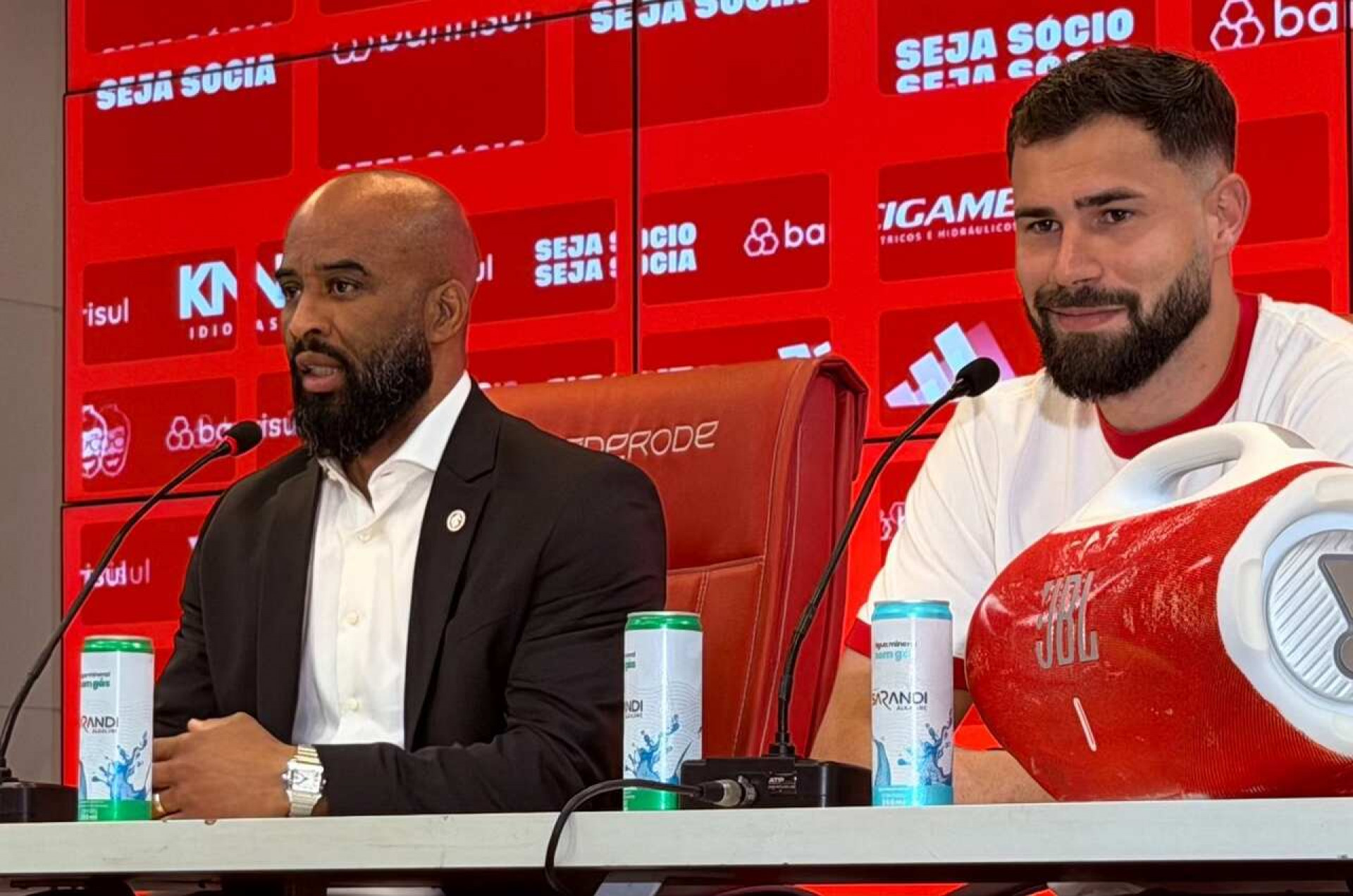 Matheus Cunha &eacute; apresentado e diz querer fazer “milagres” no Internacional