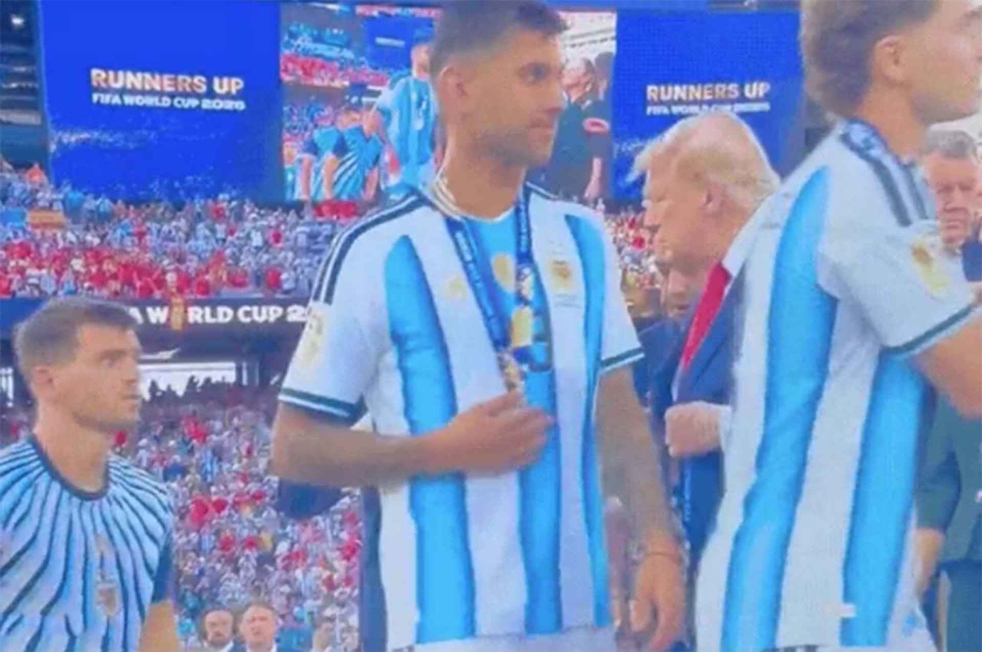 Cuti Romero surpreende ao ignorar Trump durante premia&ccedil;&atilde;o da Copa do Mundo; veja