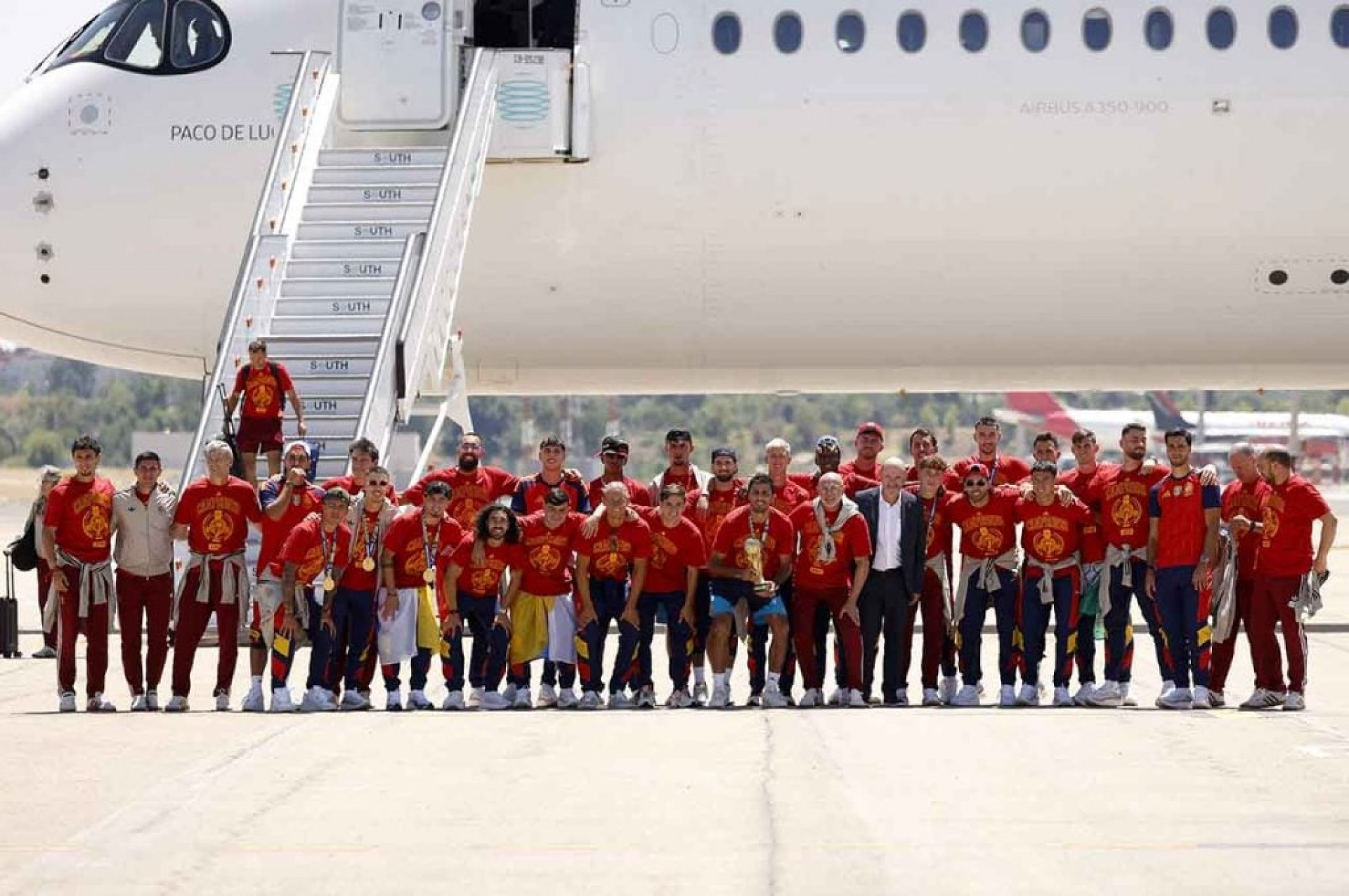 Espanha desembarca em Madri e ter&aacute; dia marcado por festa