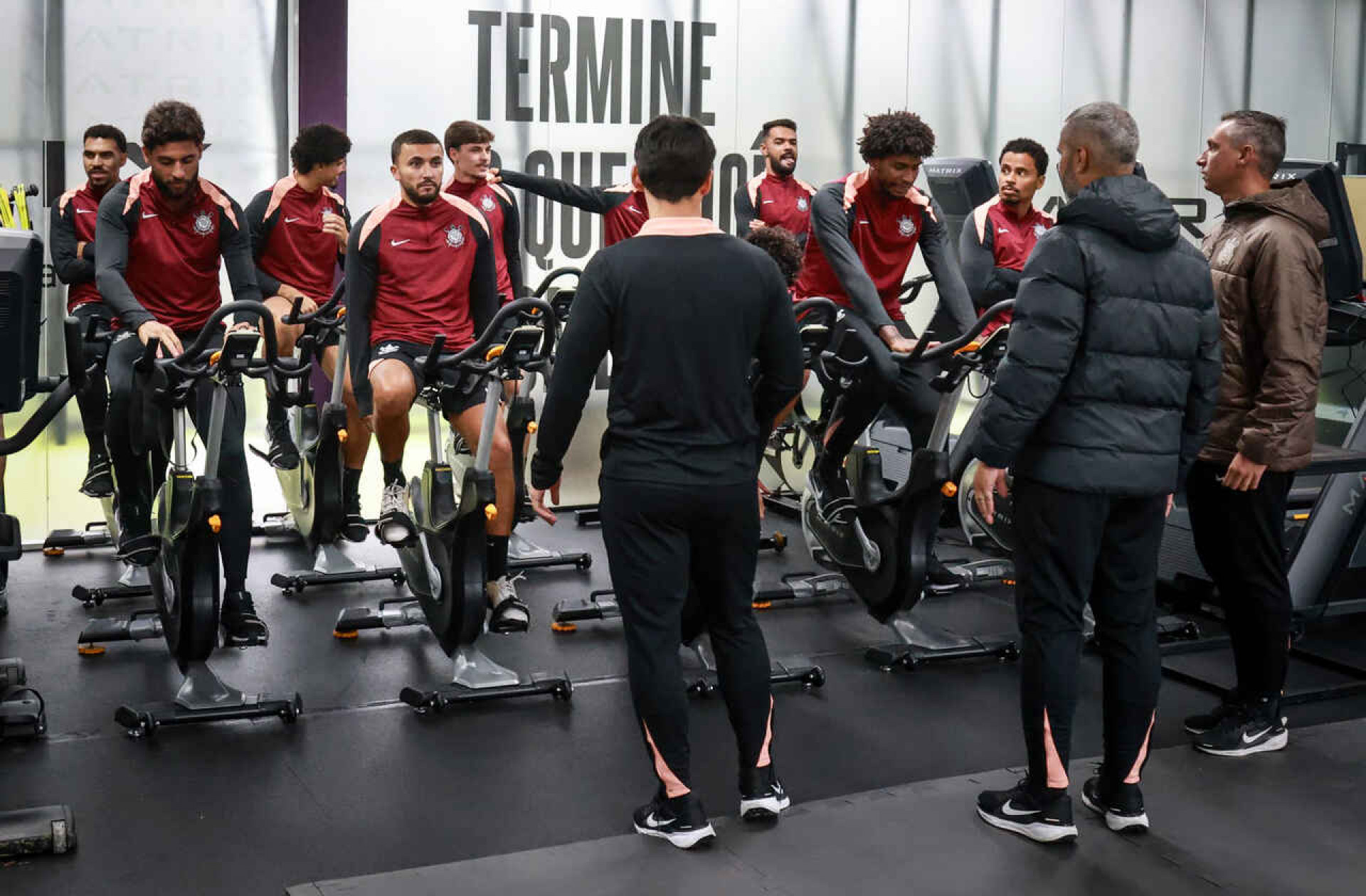 Corinthians cumpre promessa e paga direitos de imagem de maio aos jogadores