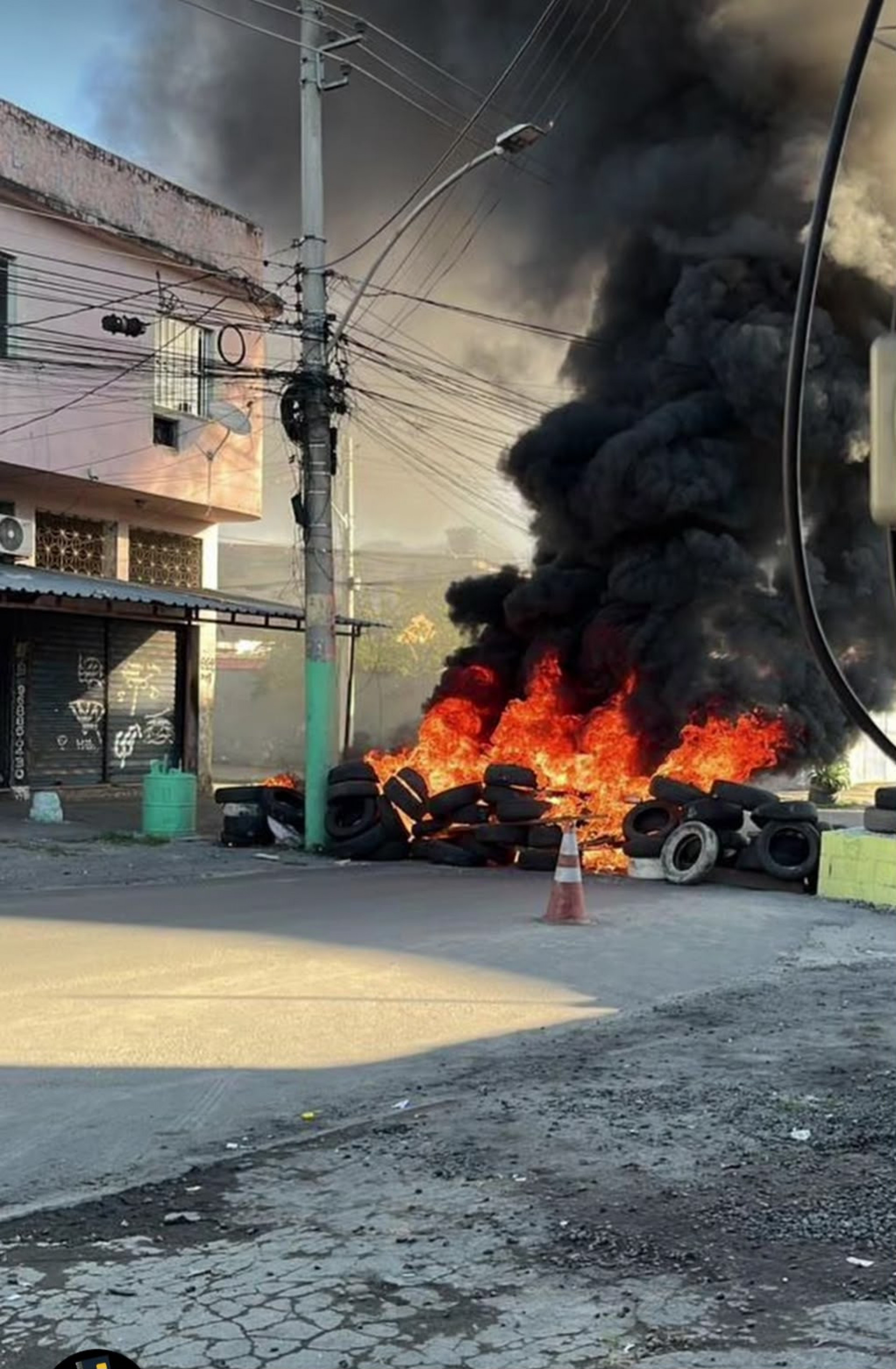 Quatro ônibus foram feitos de barricadas em Bangu - Reprodução Redes Sociais