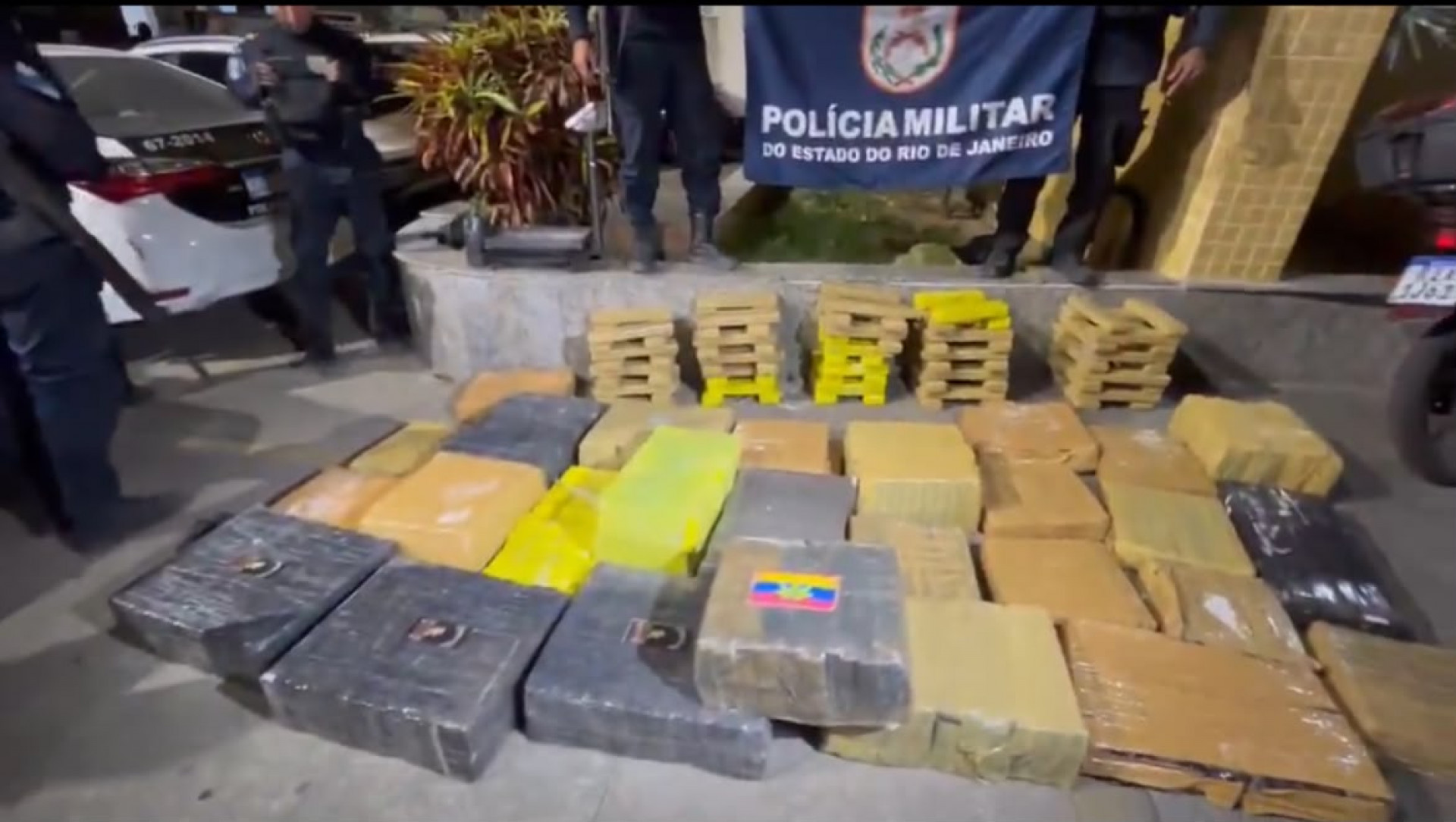 PM apreendeu cerca de uma tonelada de drogas durante operação na Vila Aliança, em Bangu - Divulgação PMRJ 