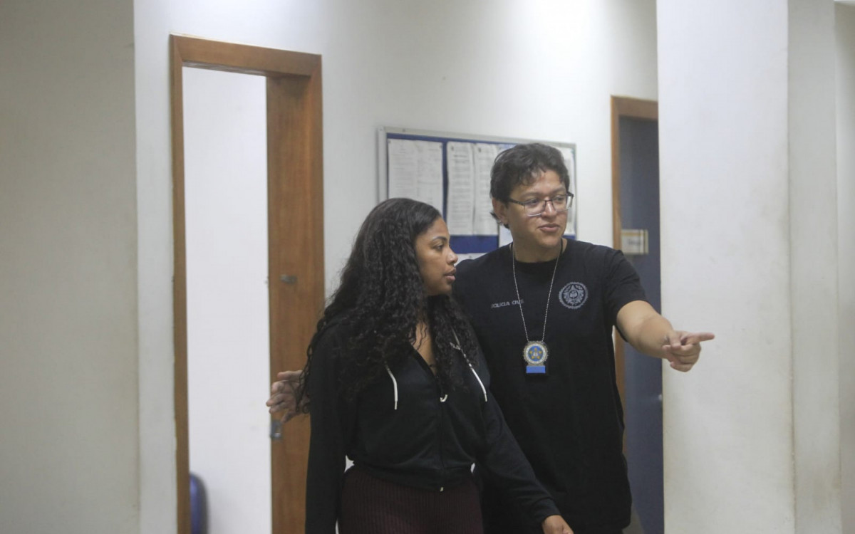 Fernanda Rodrigues, presa na operação, foi encaminhada à Cidade da Polícia - Reginaldo Pimenta/Agência O DIA