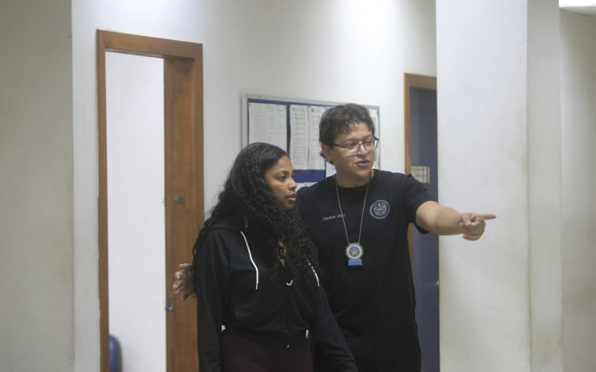 Fernanda Rodrigues, presa na operação, foi encaminhada à Cidade da Polícia - Reginaldo Pimenta/Agência O DIA