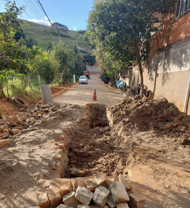 Obra de drenagem busca solucionar alagamentos no bairro da Glória