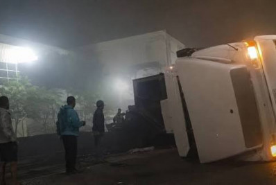 Carreta tomba na BR-101 durante a madrugada