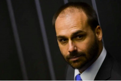 Eduardo Bolsonaro critica obrigatoriedade de vacinas no Brasil