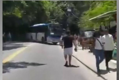 Criminosos usam ônibus para fechar rua no Fonseca