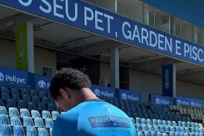 Atleta expulso por urinar em banco de reservas pede desculpas