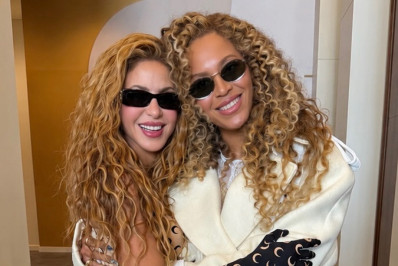 Shakira posa com Beyoncé e BTS nos bastidores da final da Copa