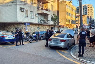 Guarda Municipal de Volta Redonda recupera veículo clonado com registro de furto e conduz três pessoas à delegacia
