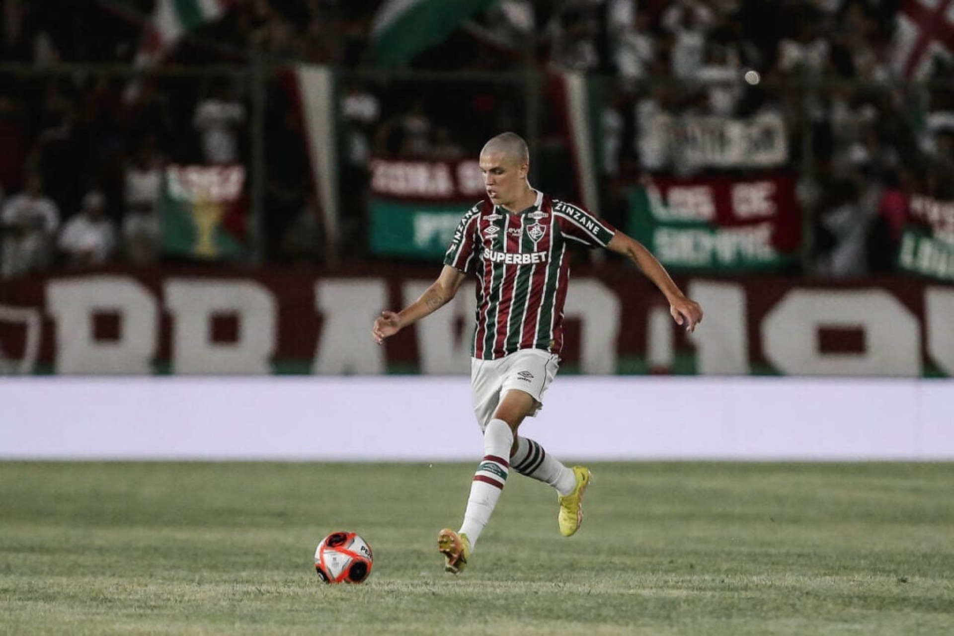 Fluminense acerta venda de zagueiro para o futebol portugu&ecirc;s
