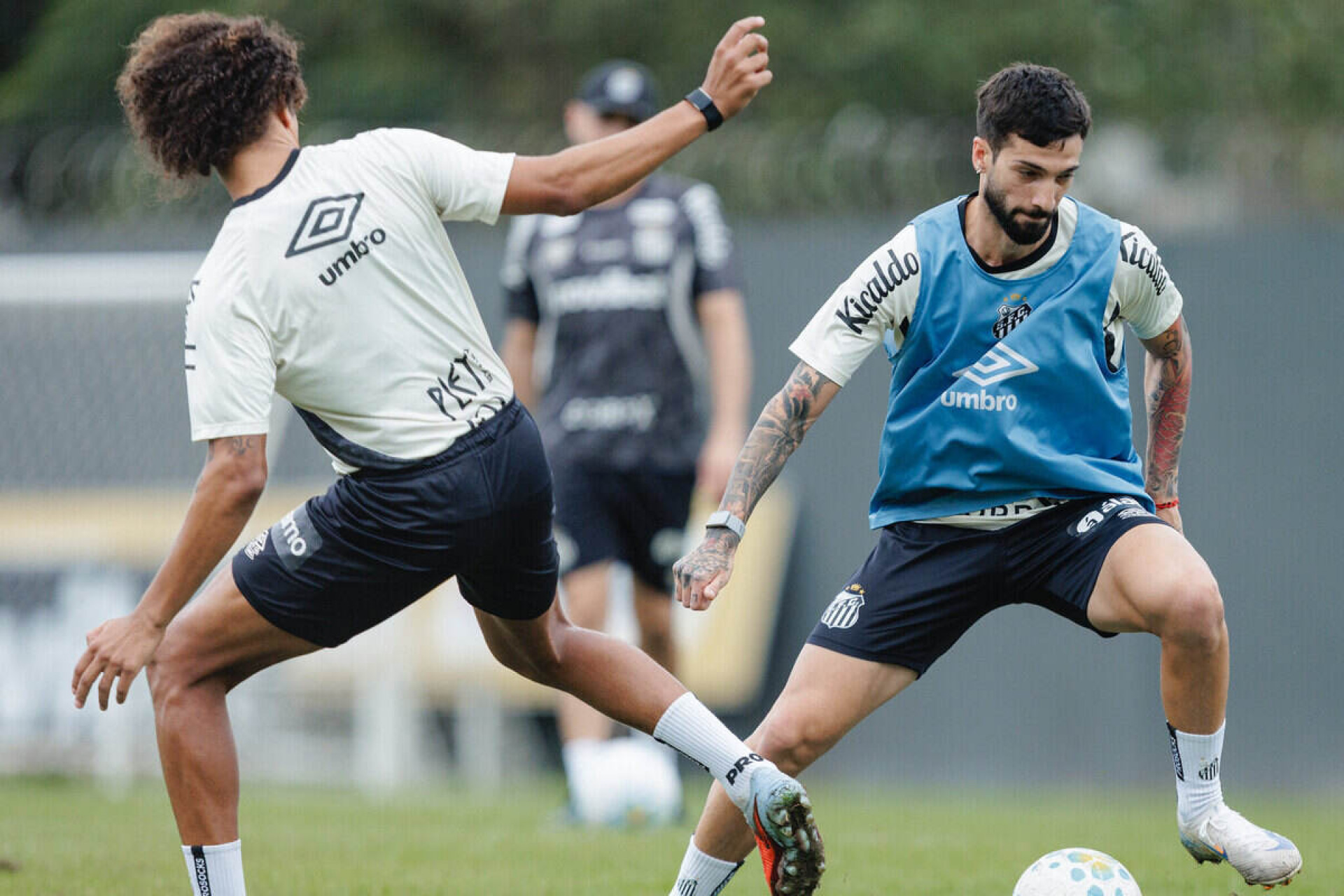 Santos paga um m&ecirc;s de direitos de imagem atrasados aos jogadores