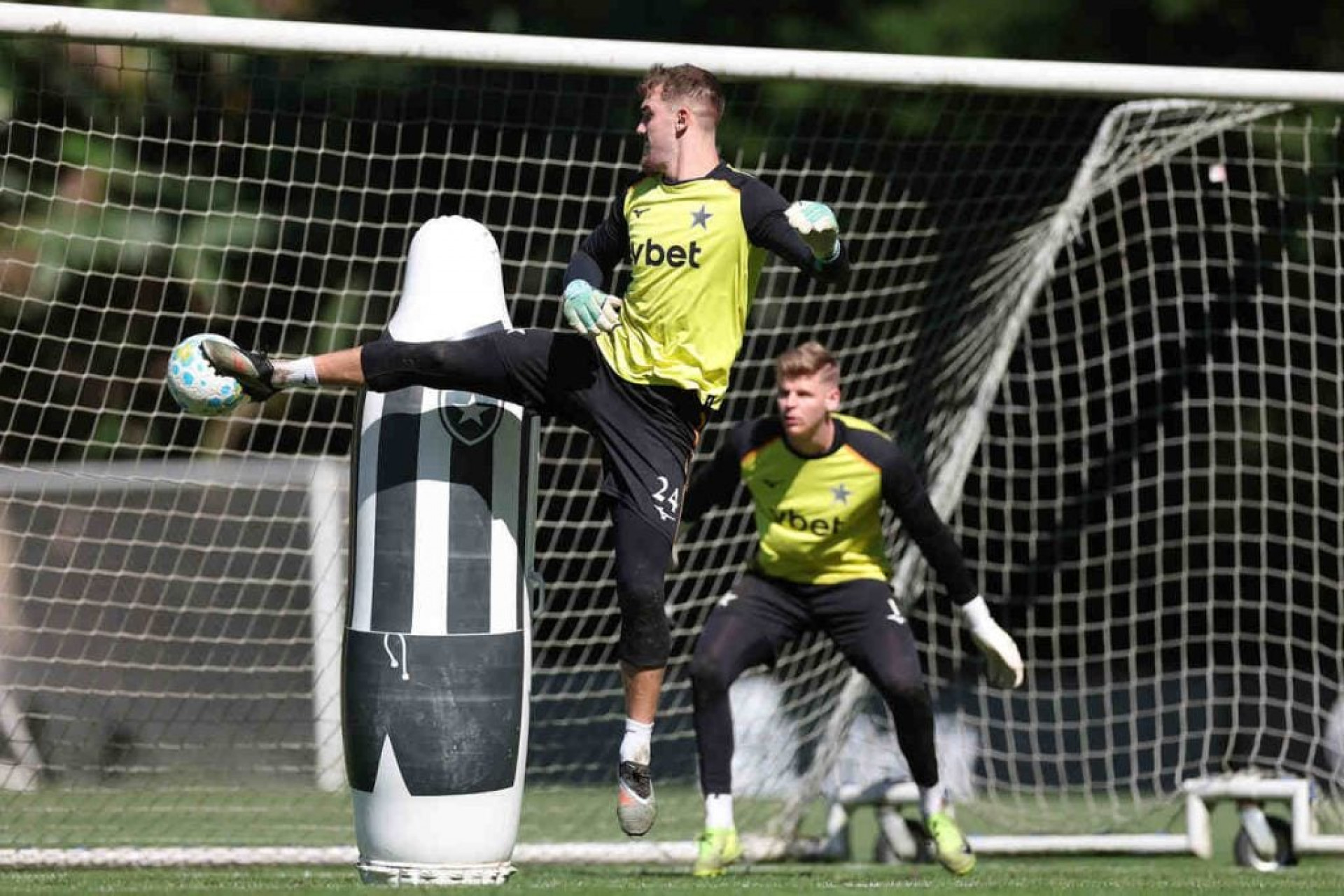 Botafogo empresta goleiro L&eacute;o Linck para clube portugu&ecirc;s