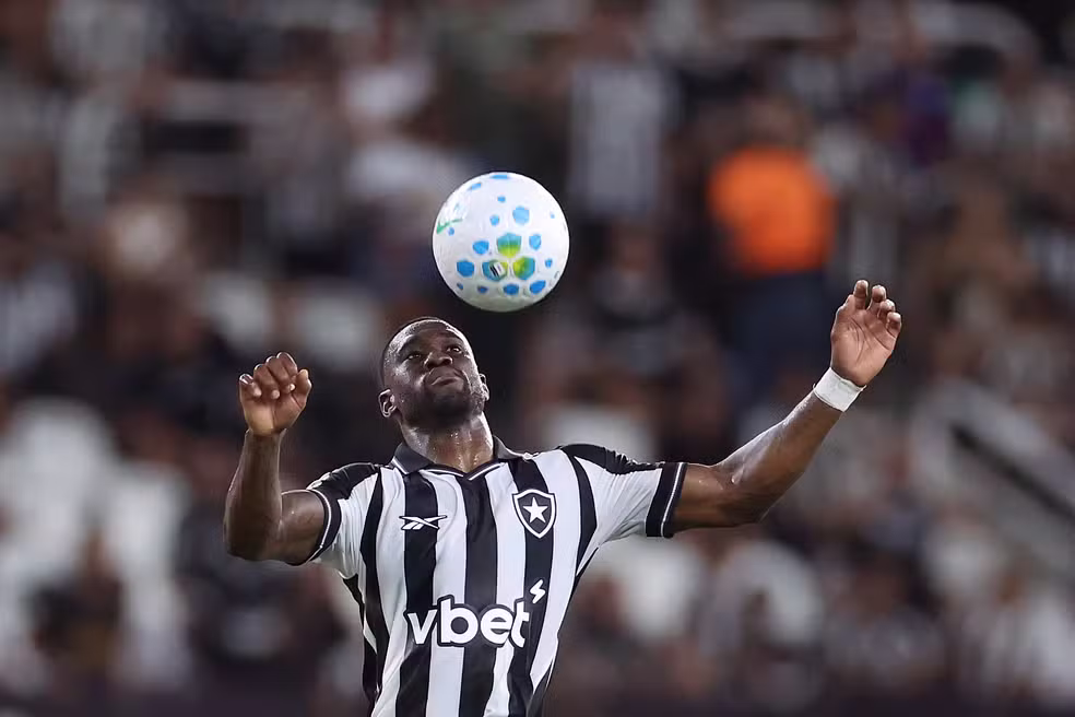Torcedores do Botafogo se dividem sobre saída de zagueiro