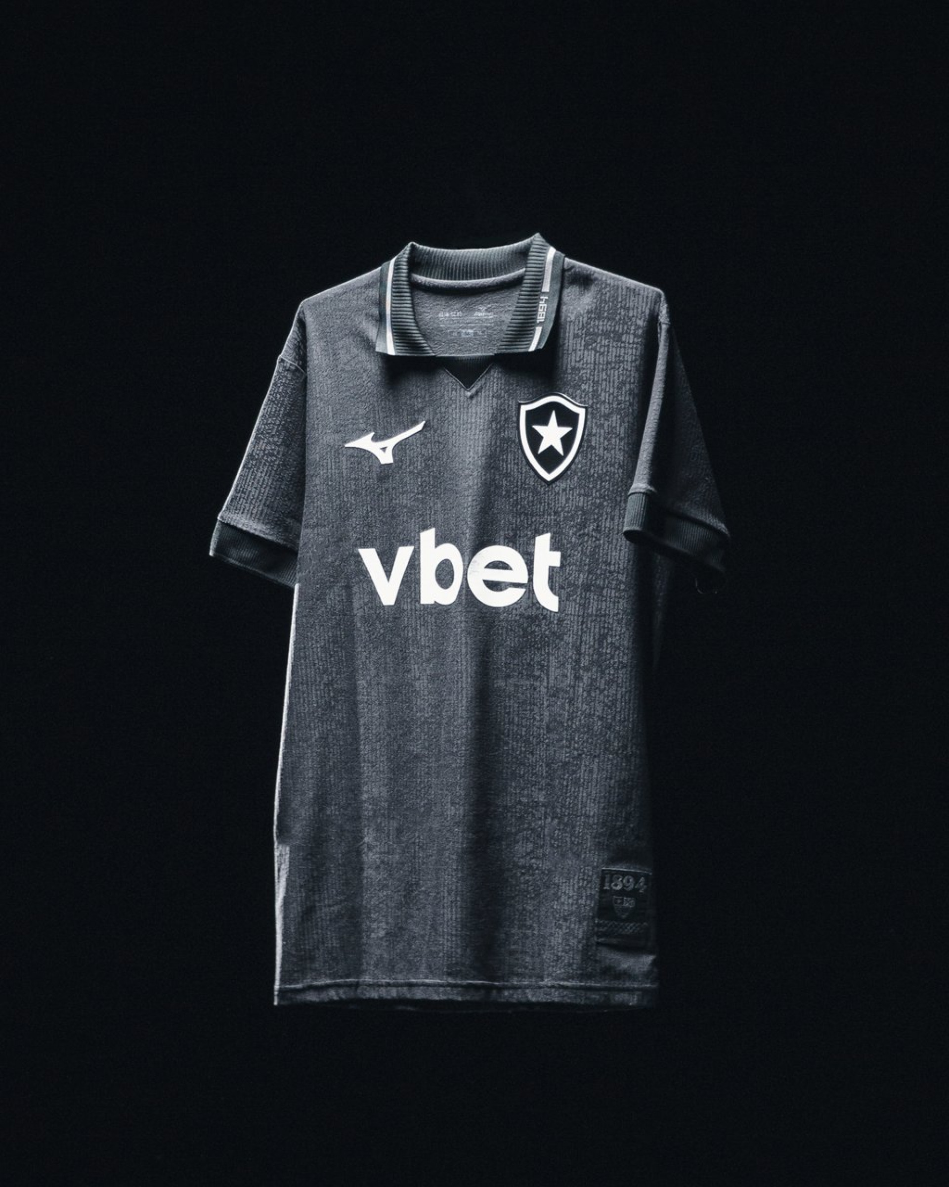 Botafogo presenta nueva camiseta Mizuno y define movimientos clave en su plantilla
