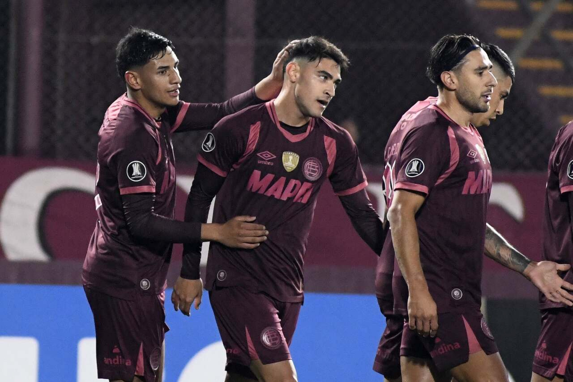Lan&uacute;s (ARG) x Cienciano (PER): onde assistir, escala&ccedil;&otilde;es e arbitragem