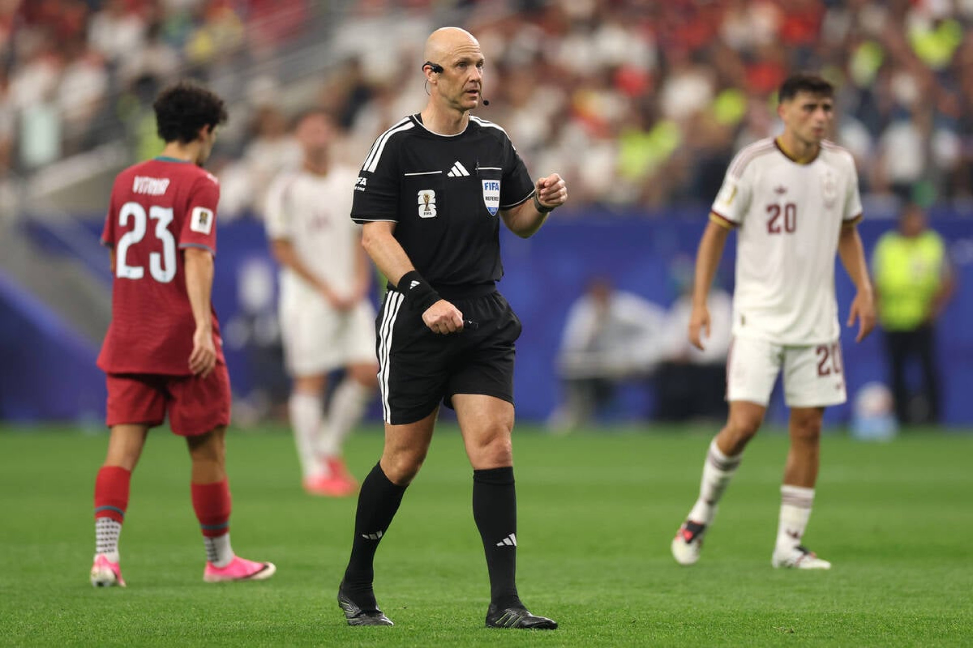 Anthony Taylor anuncia aposentadoria ap&oacute;s mais de duas d&eacute;cadas na arbitragem