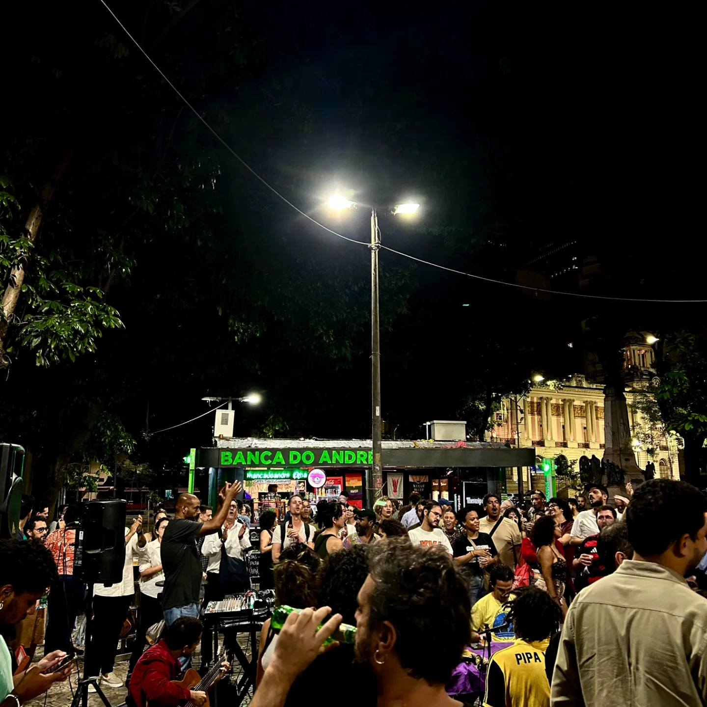 Entre os eventos promovidos pela Banca do André, estão rodas de samba e encontros de jazz - Reprodução / Instagram
