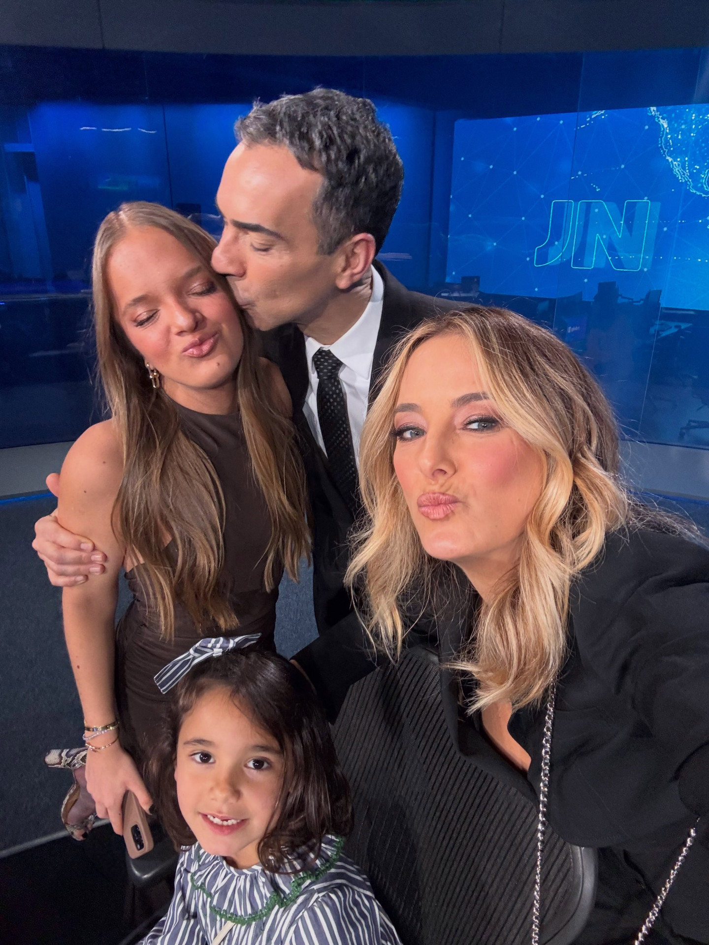 Ticiane Pinheiro com o marido, César Tralli, e as filhas Rafa e Manu - Reprodução/Instagram