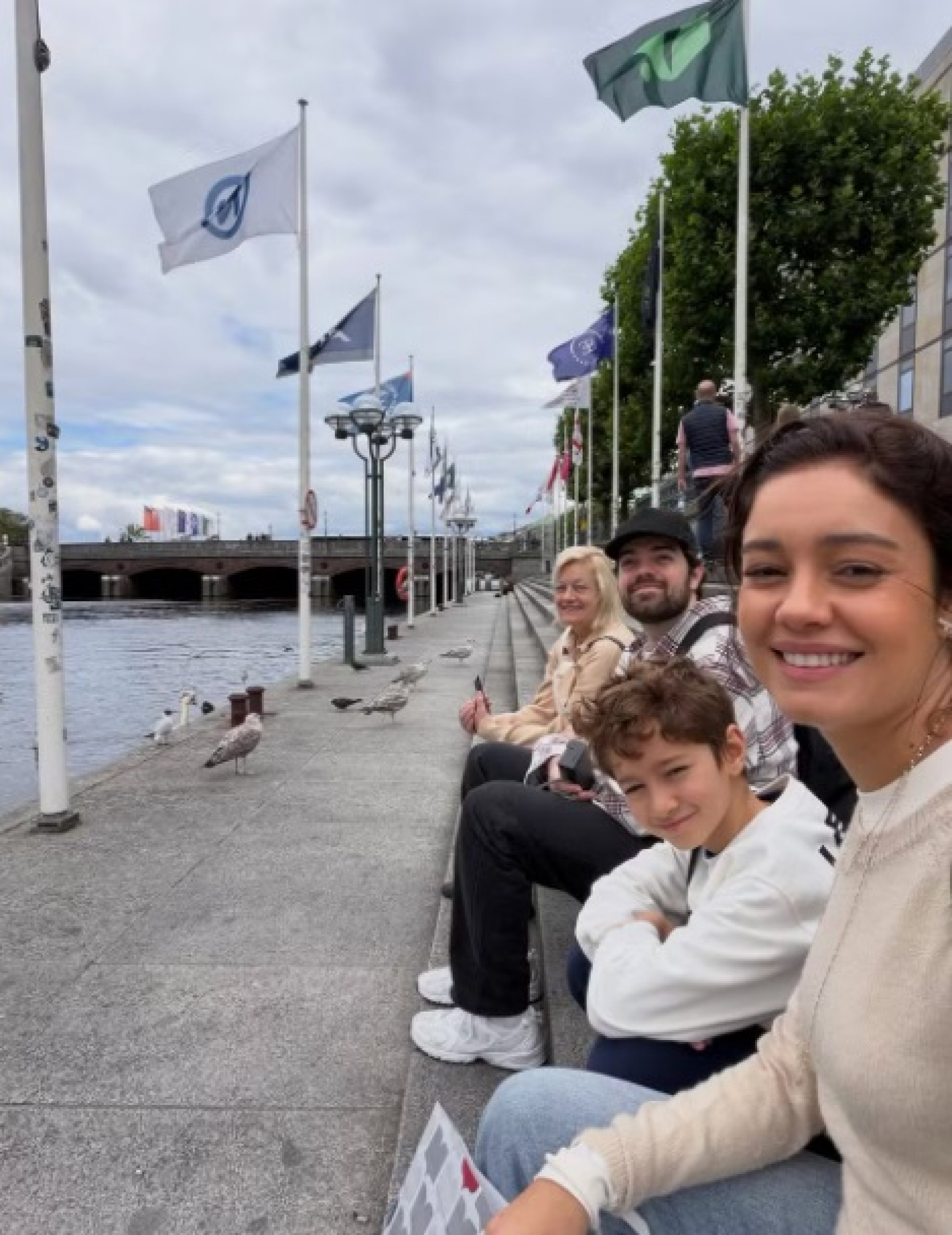 Sophie Charlotte reúne a família em viagem pelo país onde nasceu