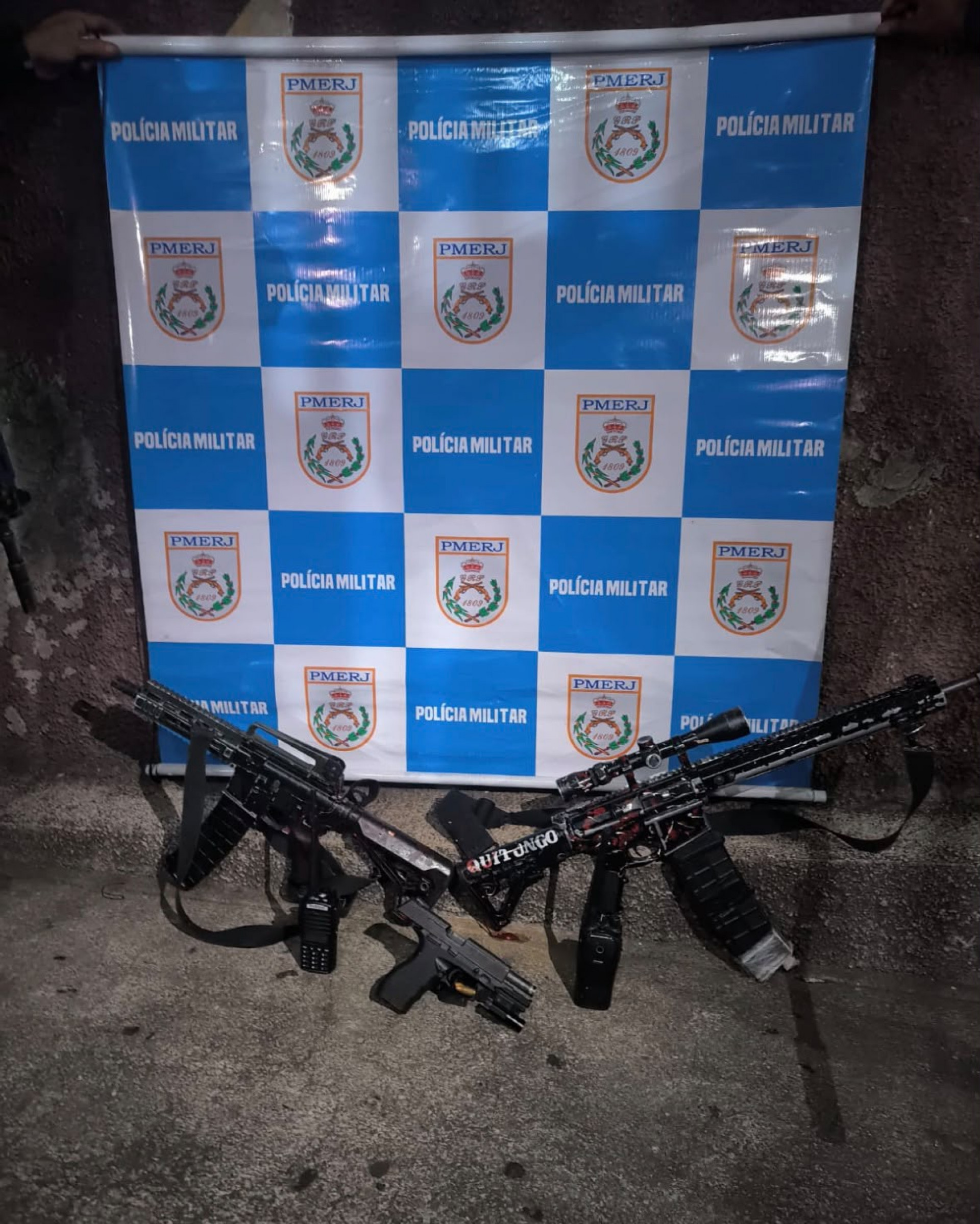 Armas apreendidas pelos policiais militares durante a ação