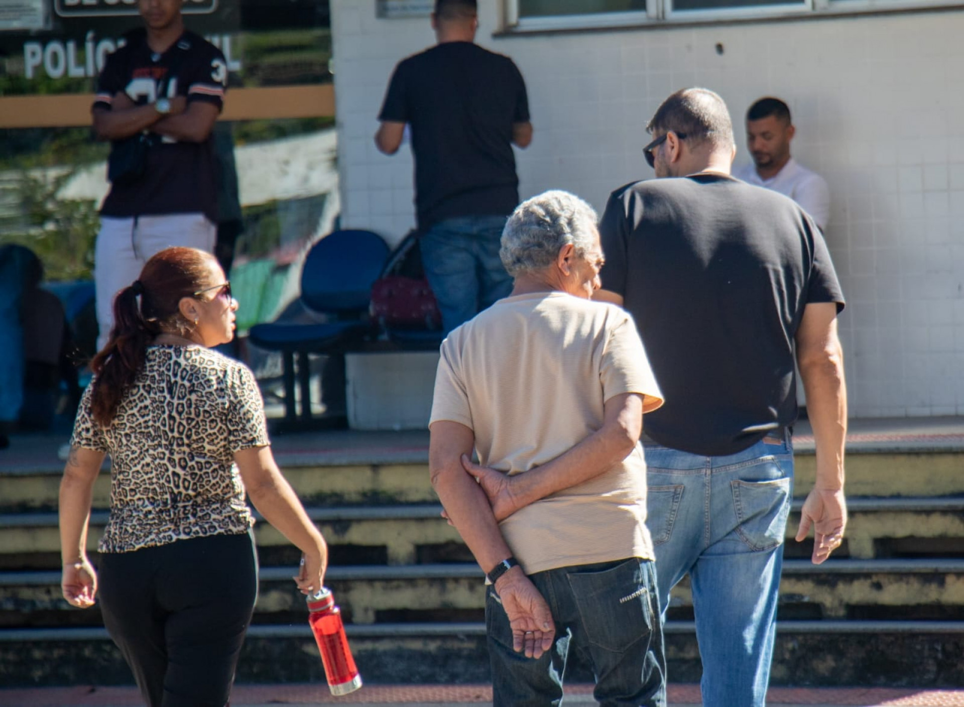 Familiares de Leda estiveram no Instituto Médico Legal nesta terça - Érica Martins/Agência O DIA