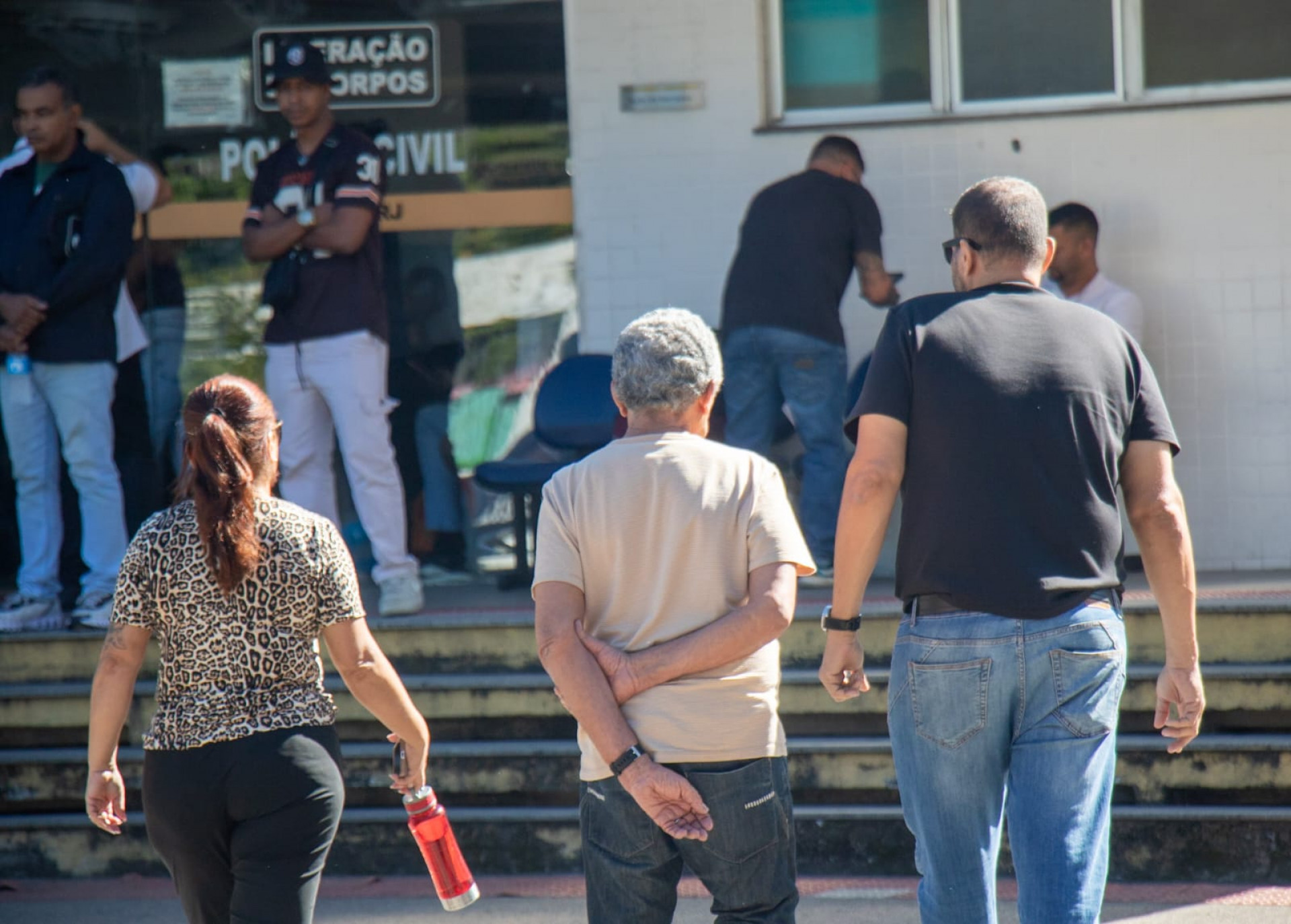 Familiares de Leda estiveram no Instituto Médico Legal nesta terça - Érica Martins/Agência O DIA