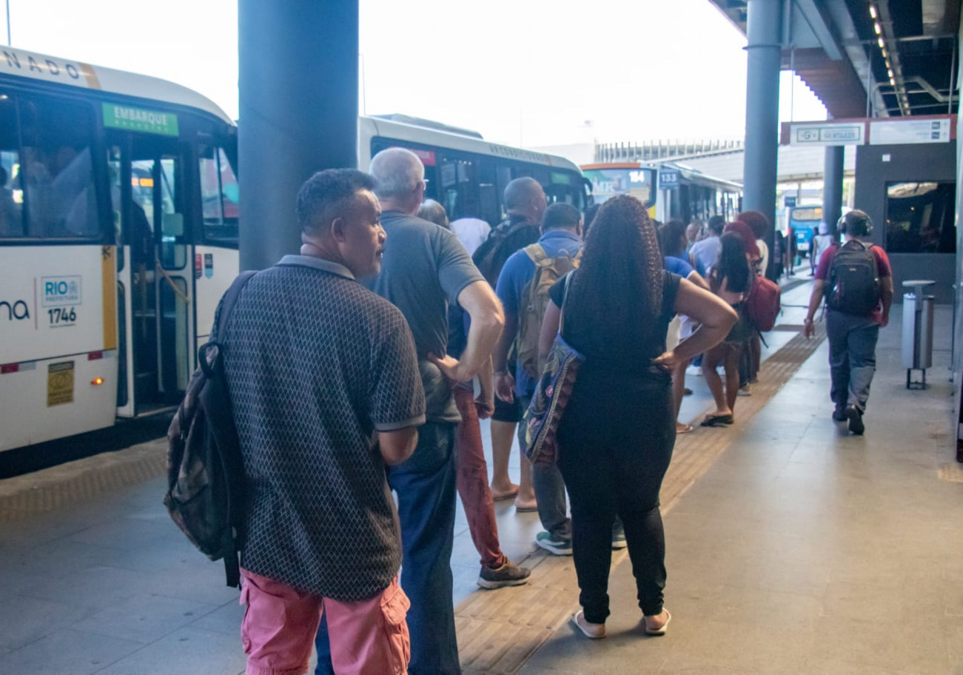Passageiros no Terminal Gentileza, na Zona Portuária do Rio - Érica Martin / Agência O DIA
