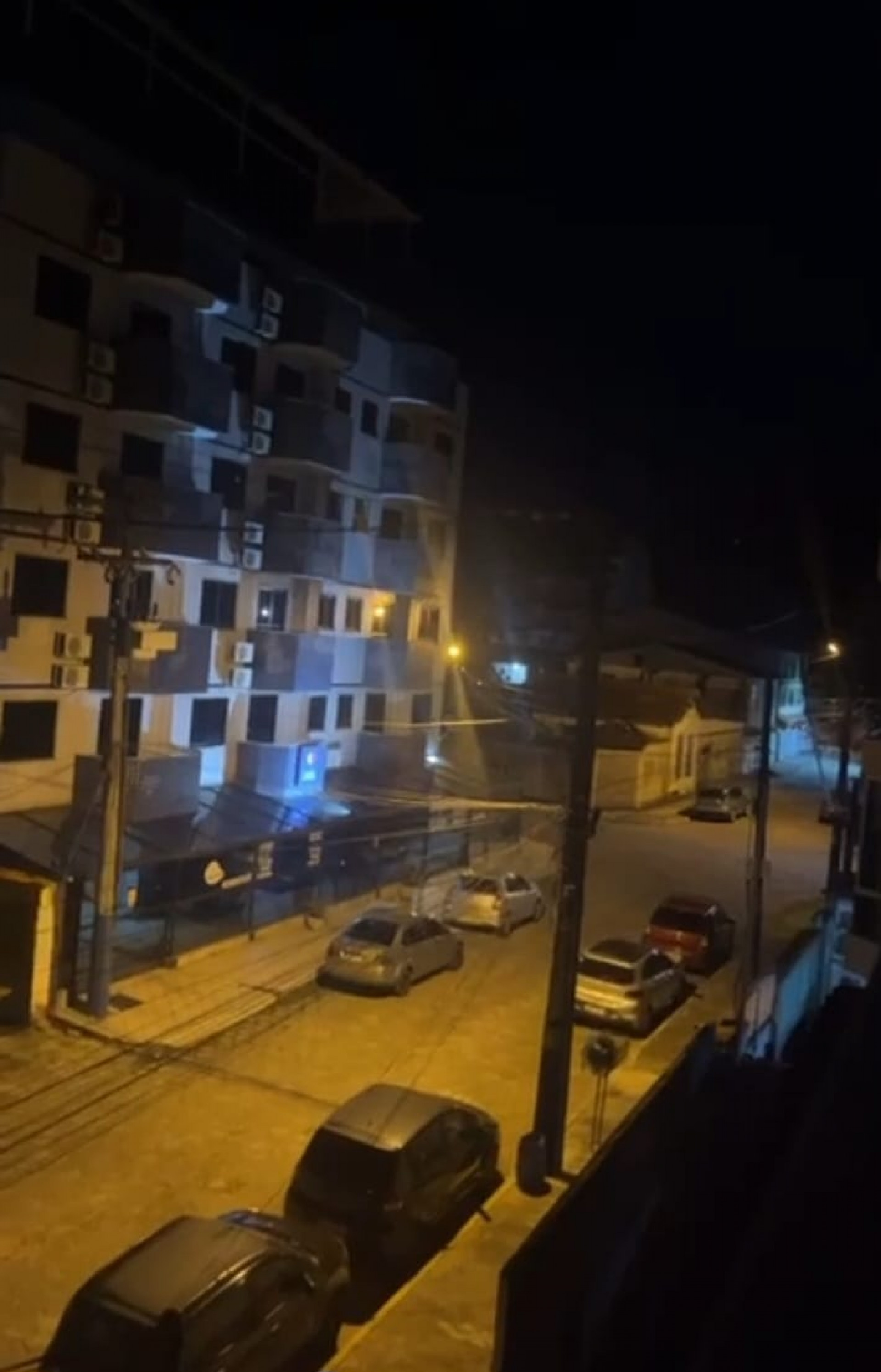 Momento registrado por moradores quando ouviram disparos de arma de fogo