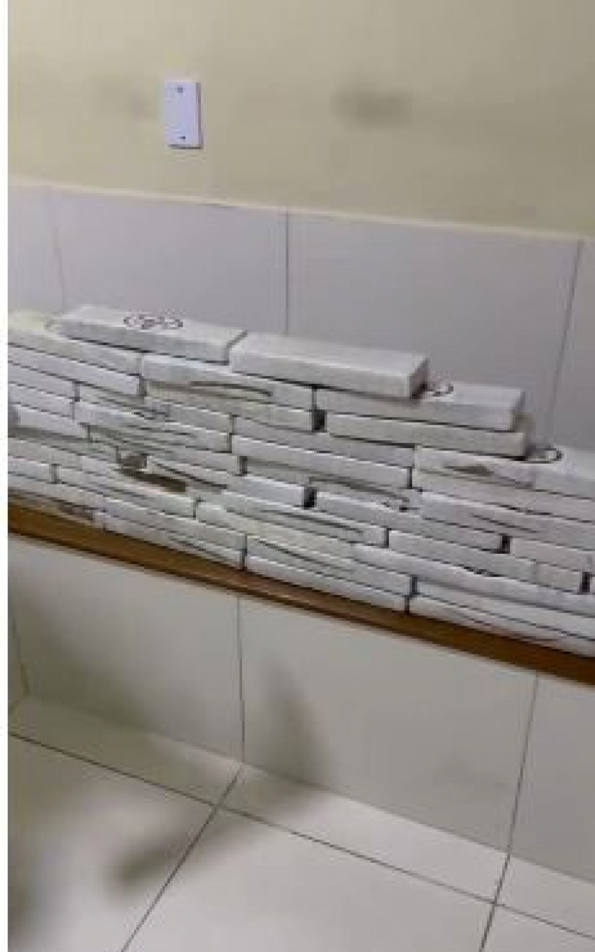 Cerca de 55 kg de maconha foram encontrados em veículo na RJ-106 - Divulgação