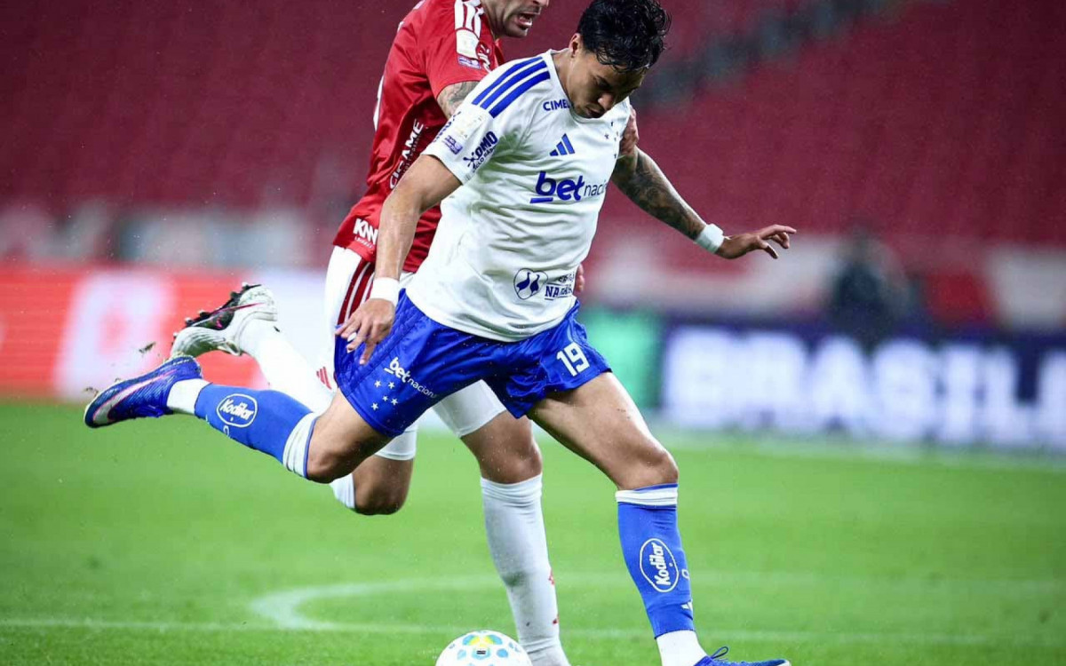 Cruzeiro bate o Inter fora de casa e sobe na tabela do Brasileir&atilde;o