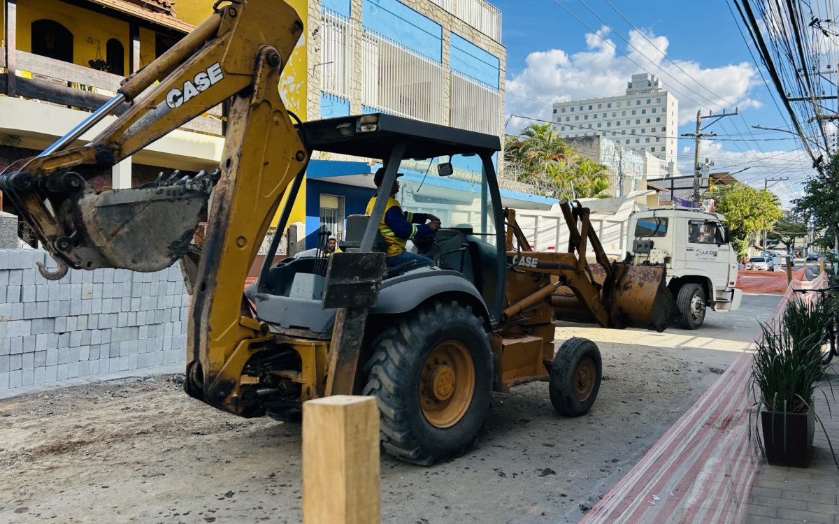Obras na Rua da Maçonaria, em Três Rios