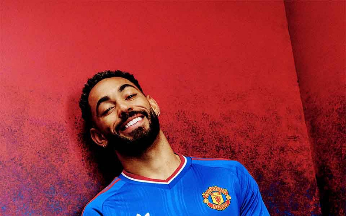 V&iacute;deo: Manchester United lan&ccedil;a nova camisa reserva azul para a temporada 2026/27
