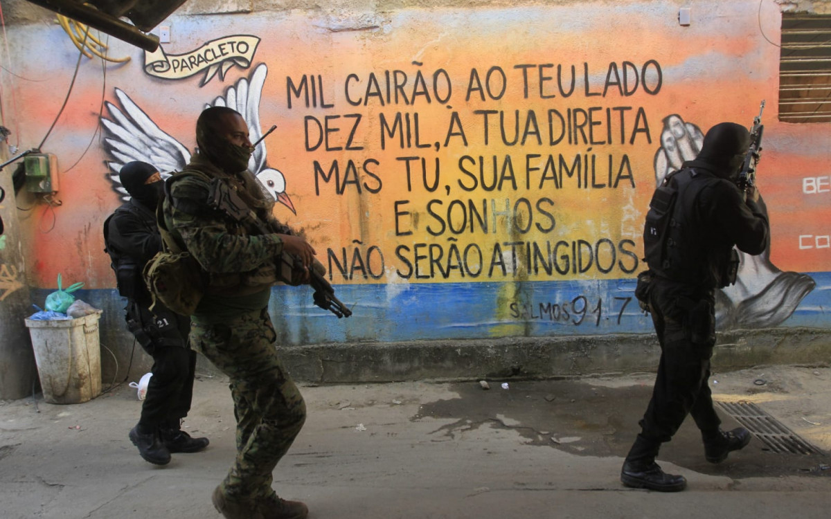Movimentação policial na comunidade César Maia - Reginaldo Pimenta/Agência O DIA