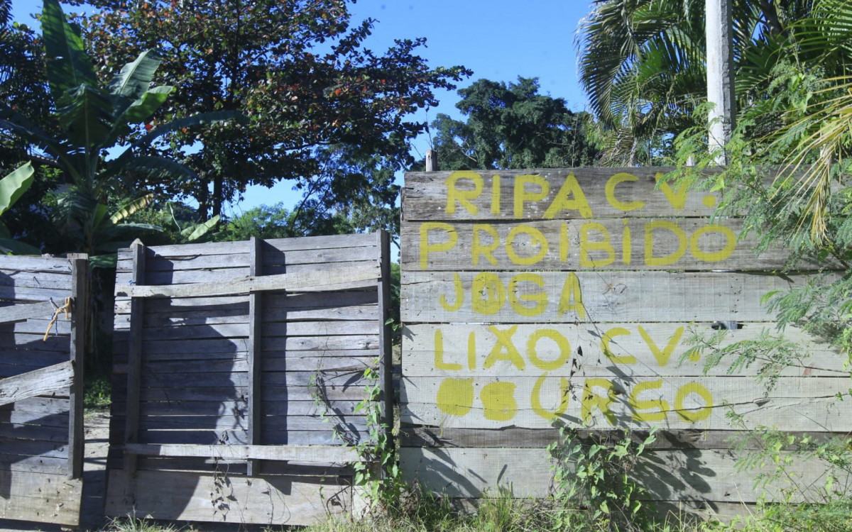 Muro descreve domínio do CV, com assinatura de uma das liderenças da facção - Reginaldo Pimenta/Agência O DIA