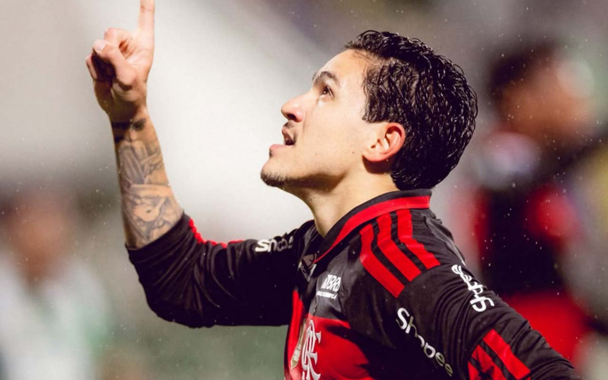 Na volta ao Brasileir&atilde;o, Flamengo controla e goleia a Chapecoense em SC