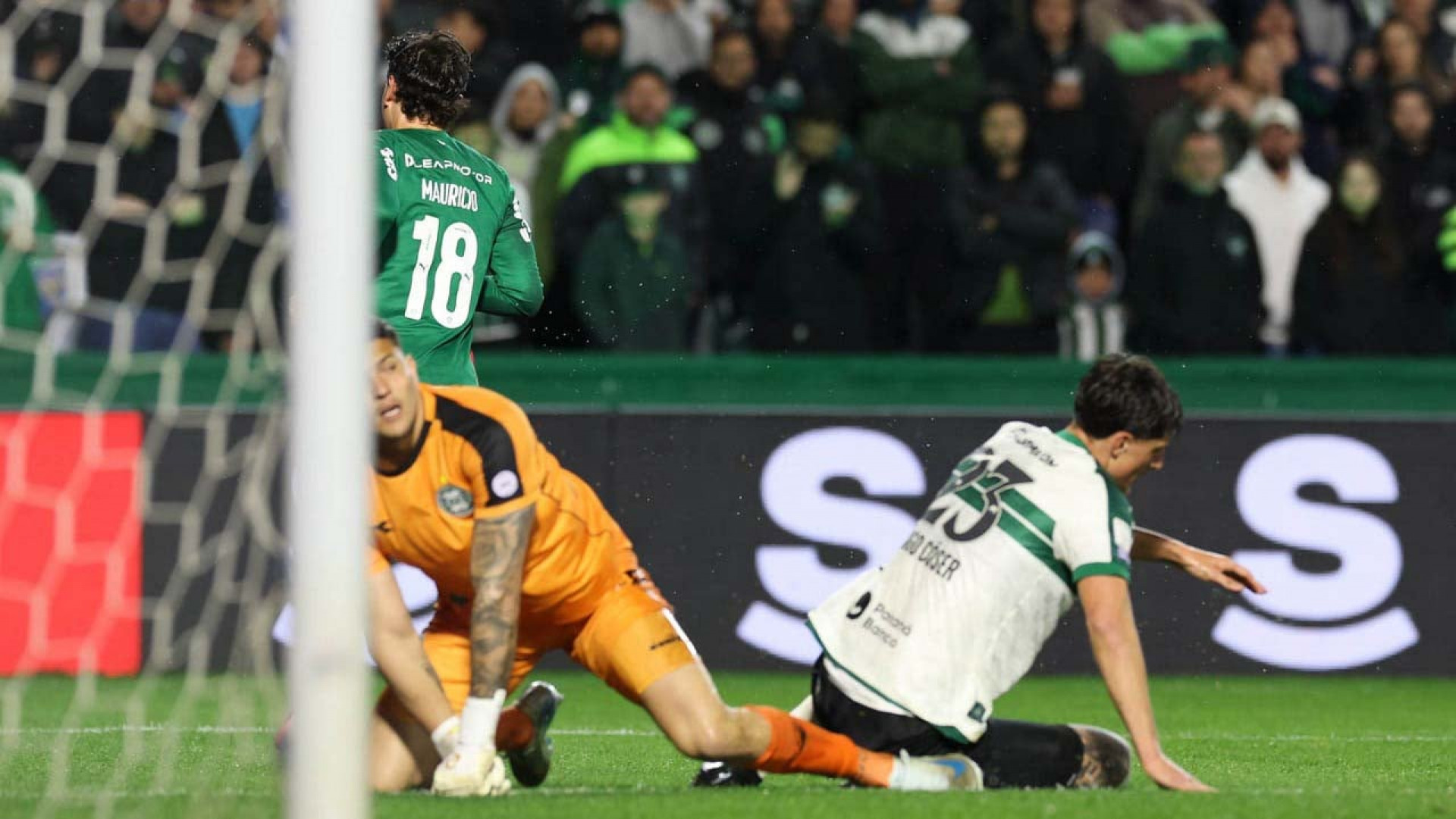 Autor de dois gols, Maur&iacute;cio despista sobre futuro e mant&eacute;m foco no Palmeiras: “Quero ficar”