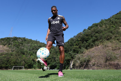 Botafogo encara o Vitória com incertezas no time titular