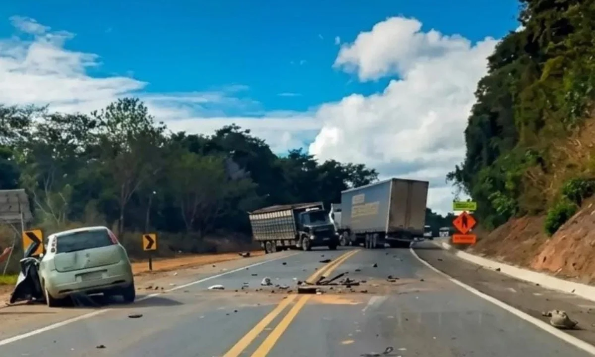 Acidente entre carro e carreta deixa dois mortos em MG