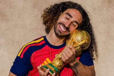Torcedores exaltam Cucurella por levar taça a fã em festa da Espanha