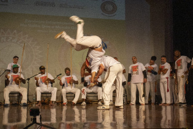 Niterói sedia 15° Encontro Internacional de Capoeira no Teatro Popular Oscar Niemeyer