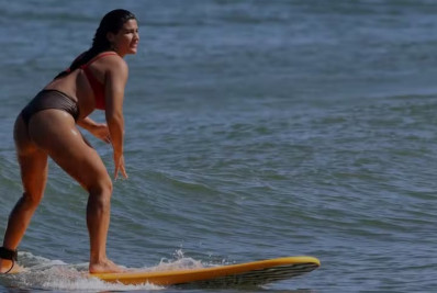 Giulia Costa se aventura no surfe durante viagem pelo Caribe