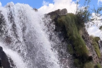 Wanessa Camargo curte passeio com Bruno Bevan em cachoeira
