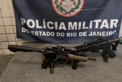 PM apreende fuzis e recupera carros roubados em Jacarepaguá