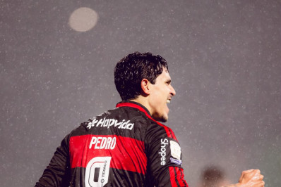 Com dois de Pedro, Flamengo vence a Chapecoense de goleada