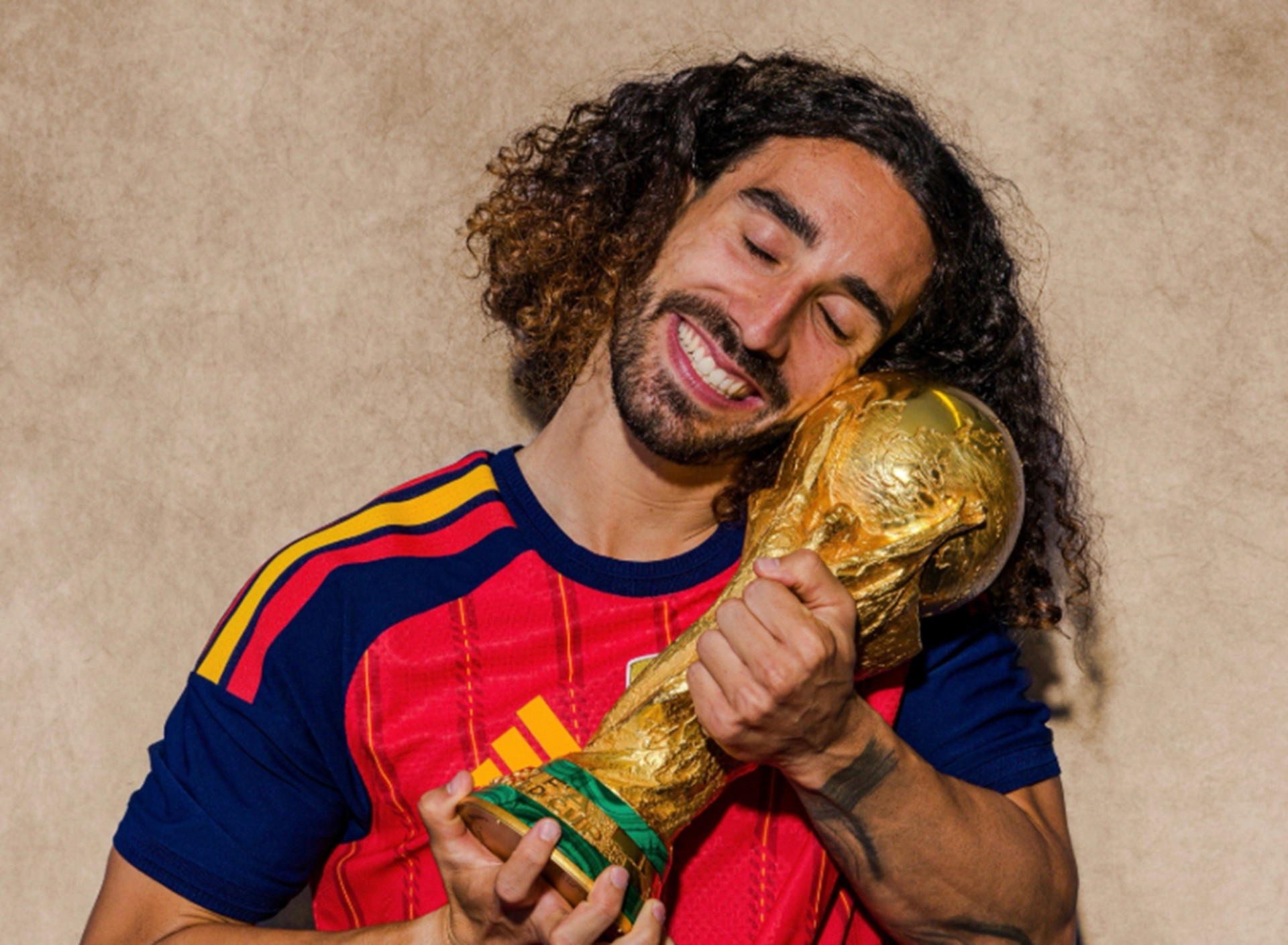 Cucurella com a taça após conquistar Copa do Mundo - Reprodução/Fifa