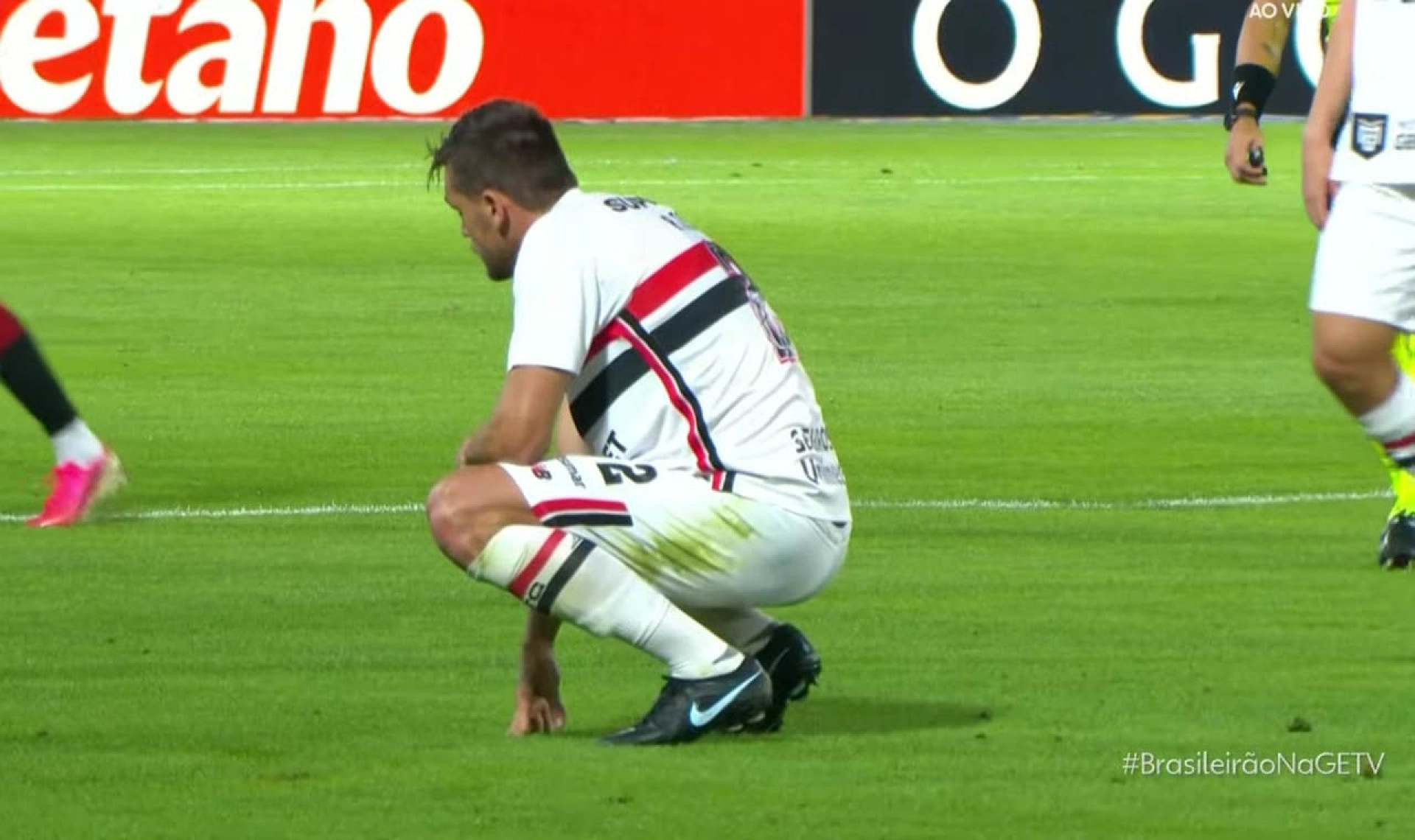 Rafael Tol&oacute;i deixa duelo contra o Athletico lesionado e liga alerta no S&atilde;o Paulo